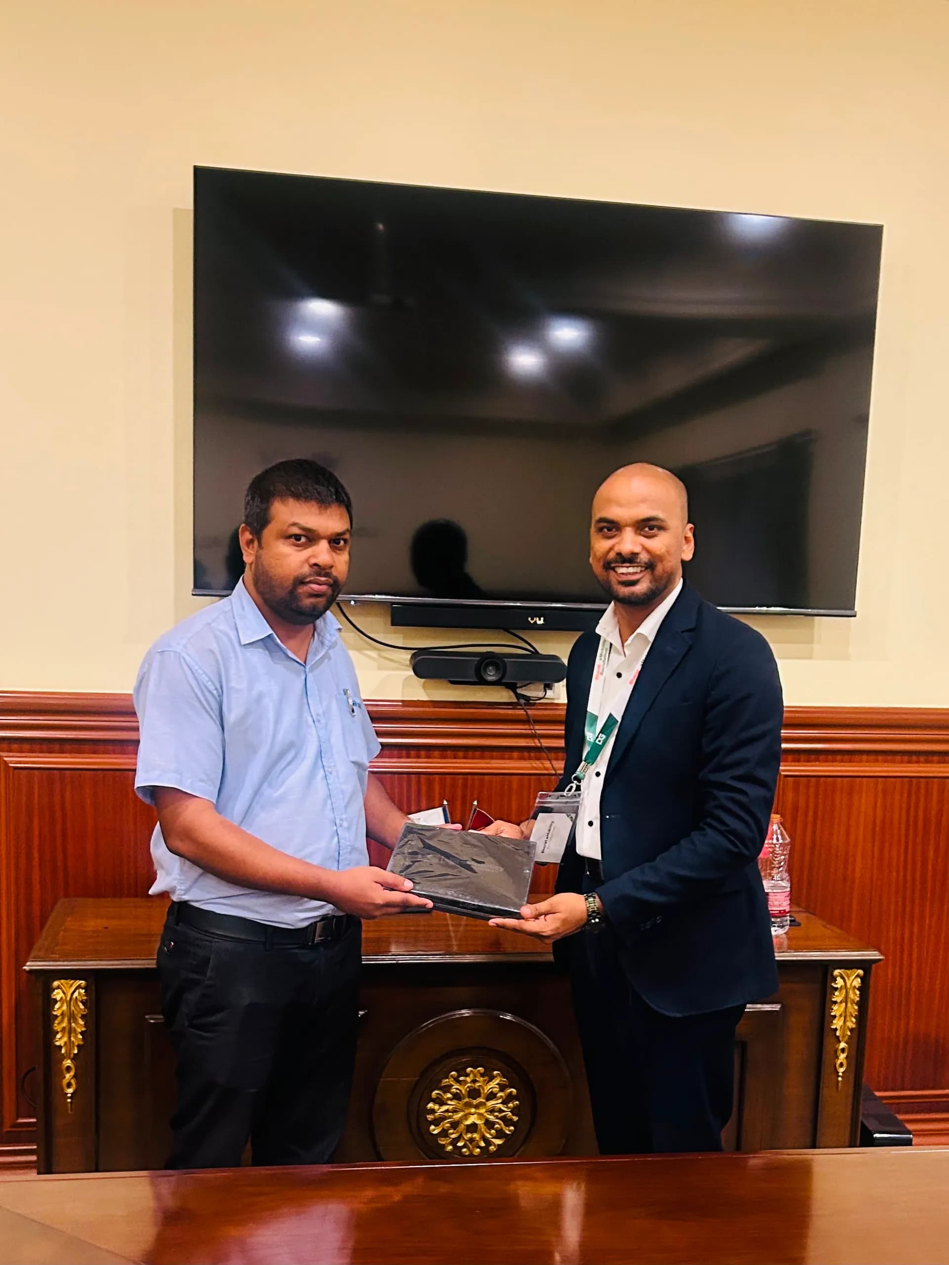 A recruiter receiving a memento from the DIYguru team after the hiring drive