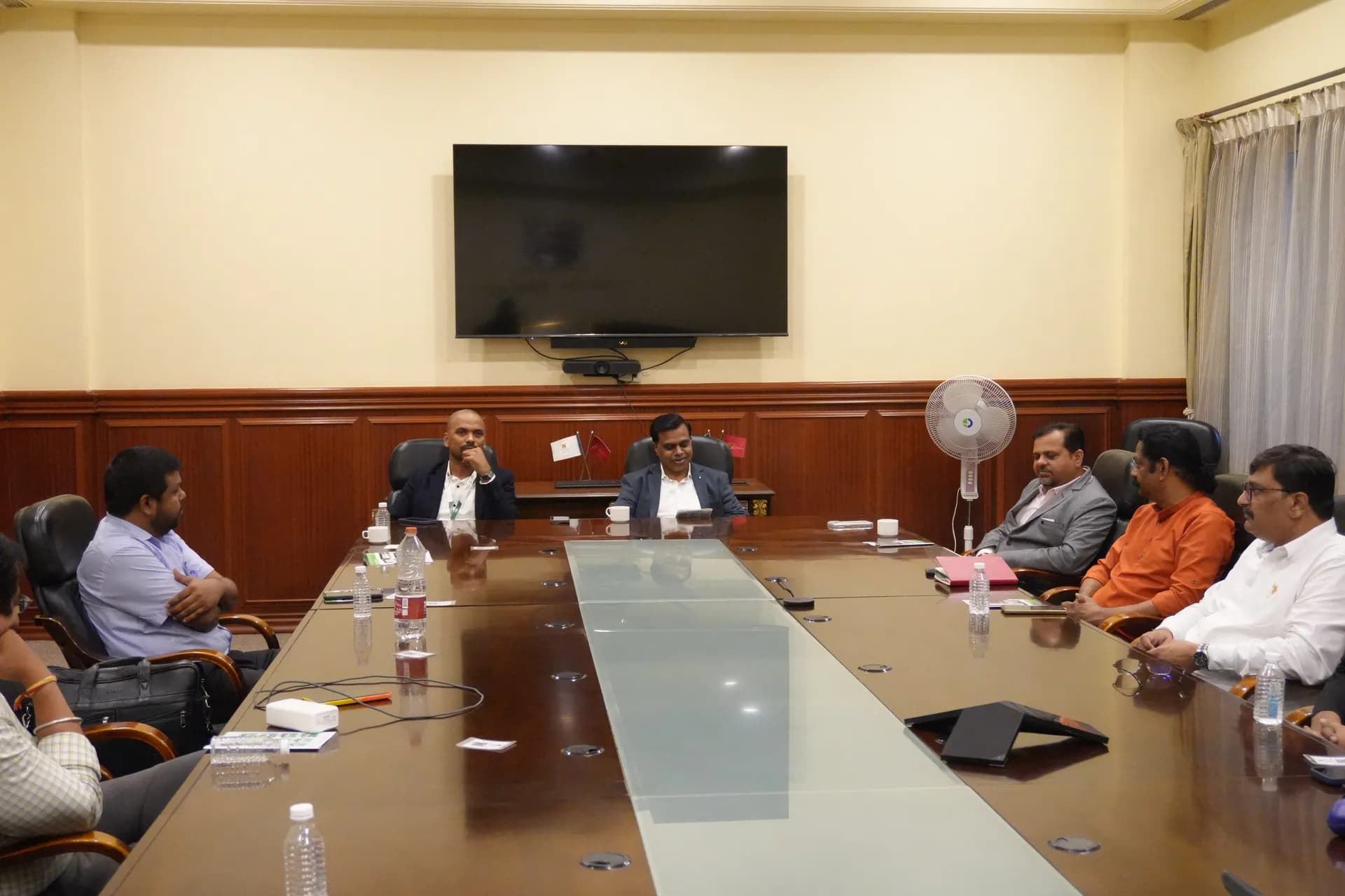 A full roundtable of industry representatives and academics in the university boardroom